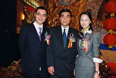 珠海市常務副市長冼文先生與美國華策公司董事長于愛娣女士在晚會現場、左為華策集團董事局副主席楊智雄，右為華策集團銷售總監楊影菲女士