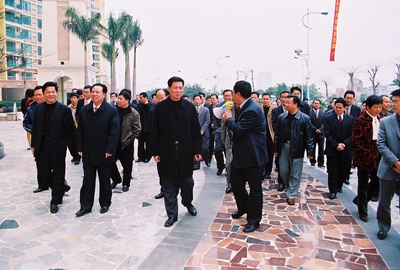 林如鑫書記（左三）在考察中