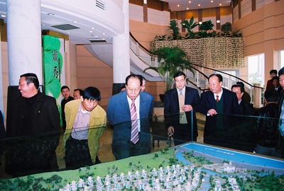 考察團在參觀和了解項目建設情況