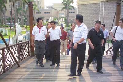 代表團參觀中山古鎮燈都華廷