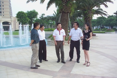 代表團參觀中山古鎮燈都華廷1