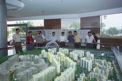 代表團參觀藍波灣小區