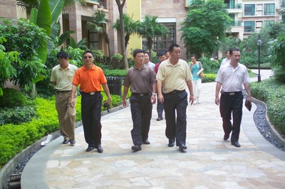 考察團在藍波灣小區(qū)內(nèi)參觀 考察團在藍波灣小區(qū)內(nèi)參觀